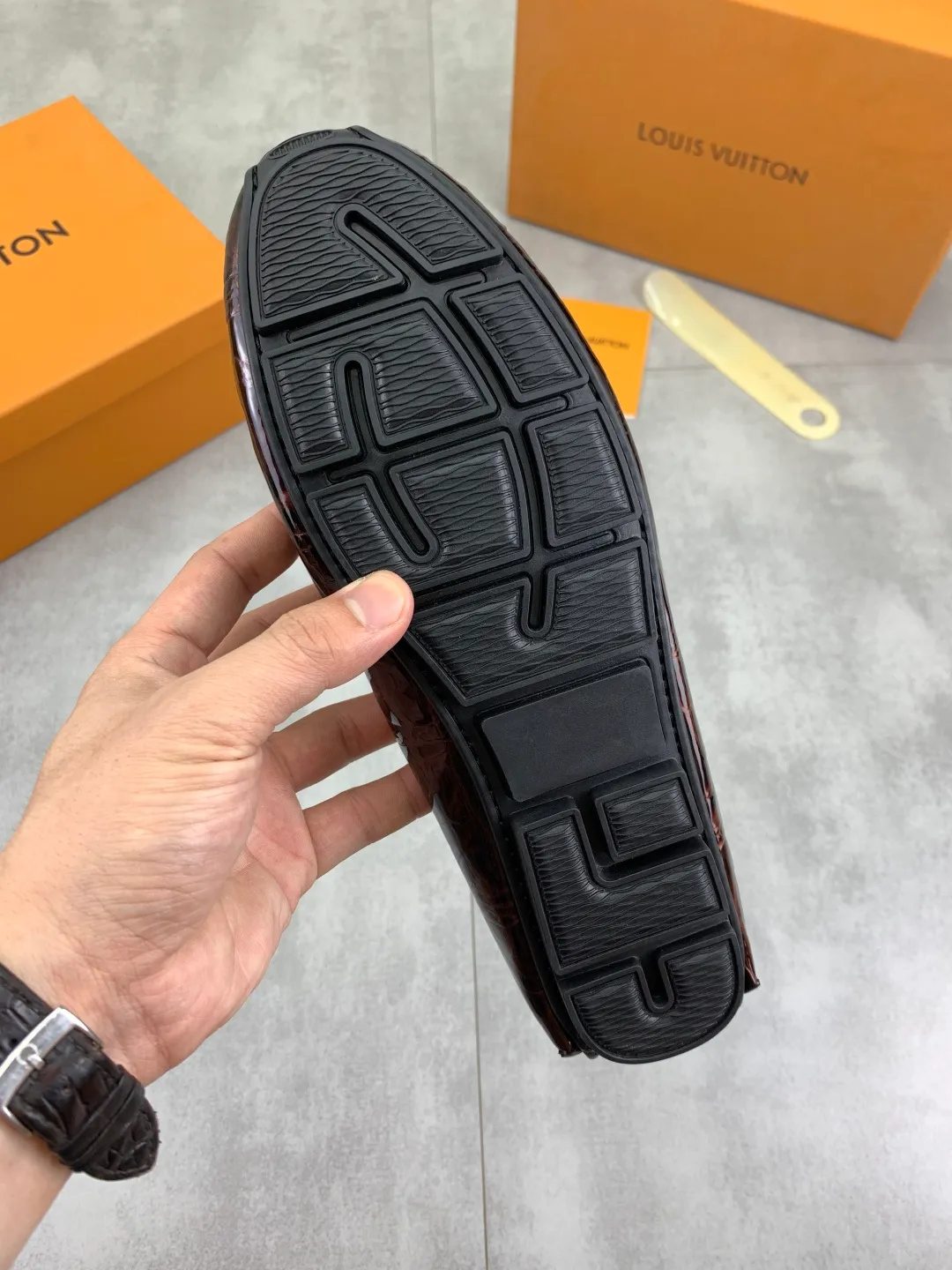 Men's men's shoes 💰P360💰【New style】🆘 🔥🆕【Louis Vuitton】LV Hong Kong high-quality beanie shoes. Loaf style for lazy people. This fabric is made of 🇮🇹 imported Italian first-layer cowhide➕full first-layer pigskin lining. The lining is more high-end. The original non-slip and wear-resistant rubber outsole is the only choice for driving. Size: 38-45. 4️⃣colors available.